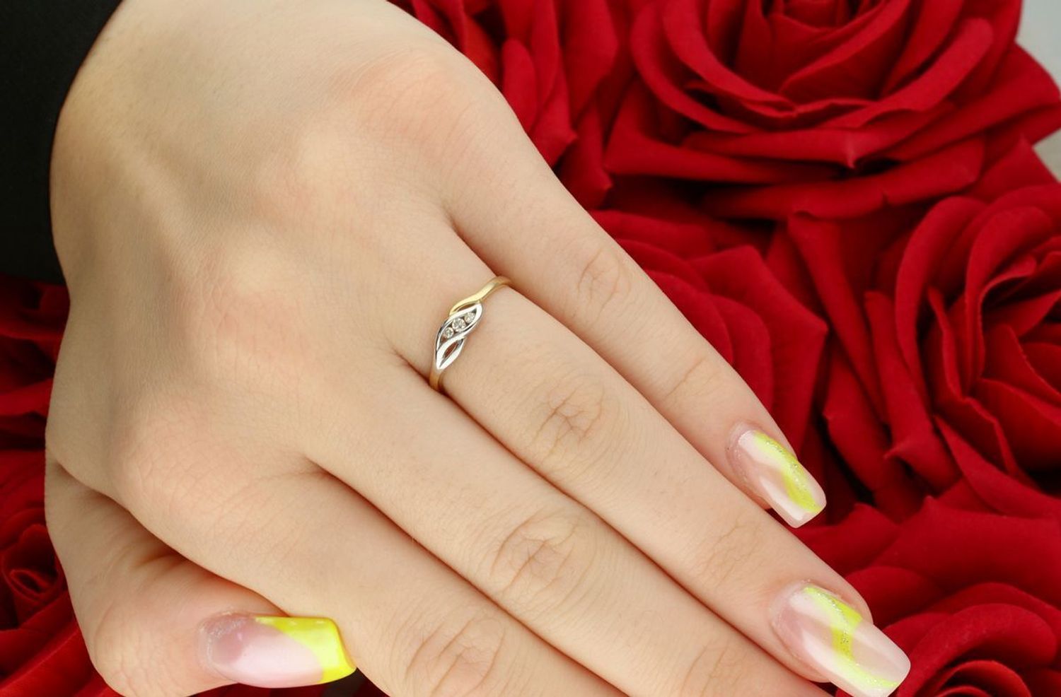 Złoty pierścionek z trzema diamentami „Pleciona Elegancja” 585  Żółte i białe złoto  CH449HSI2.jpg